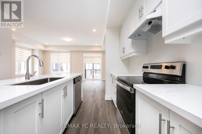 Building Photo - 140 Rattenbury Rd