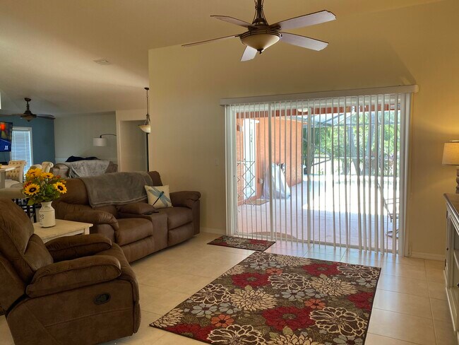 Building Photo - 581 SW Lairo Ave