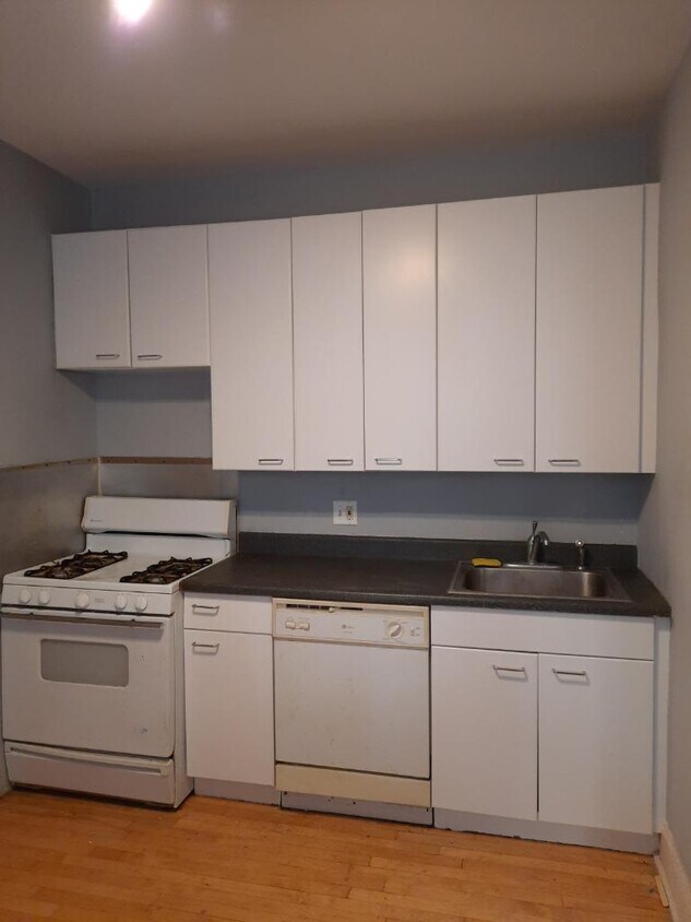 Building Photo - 6454 N Claremont Ave