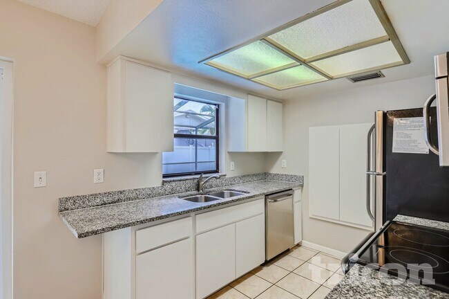 Foto del edificio - 6804 120th Pl