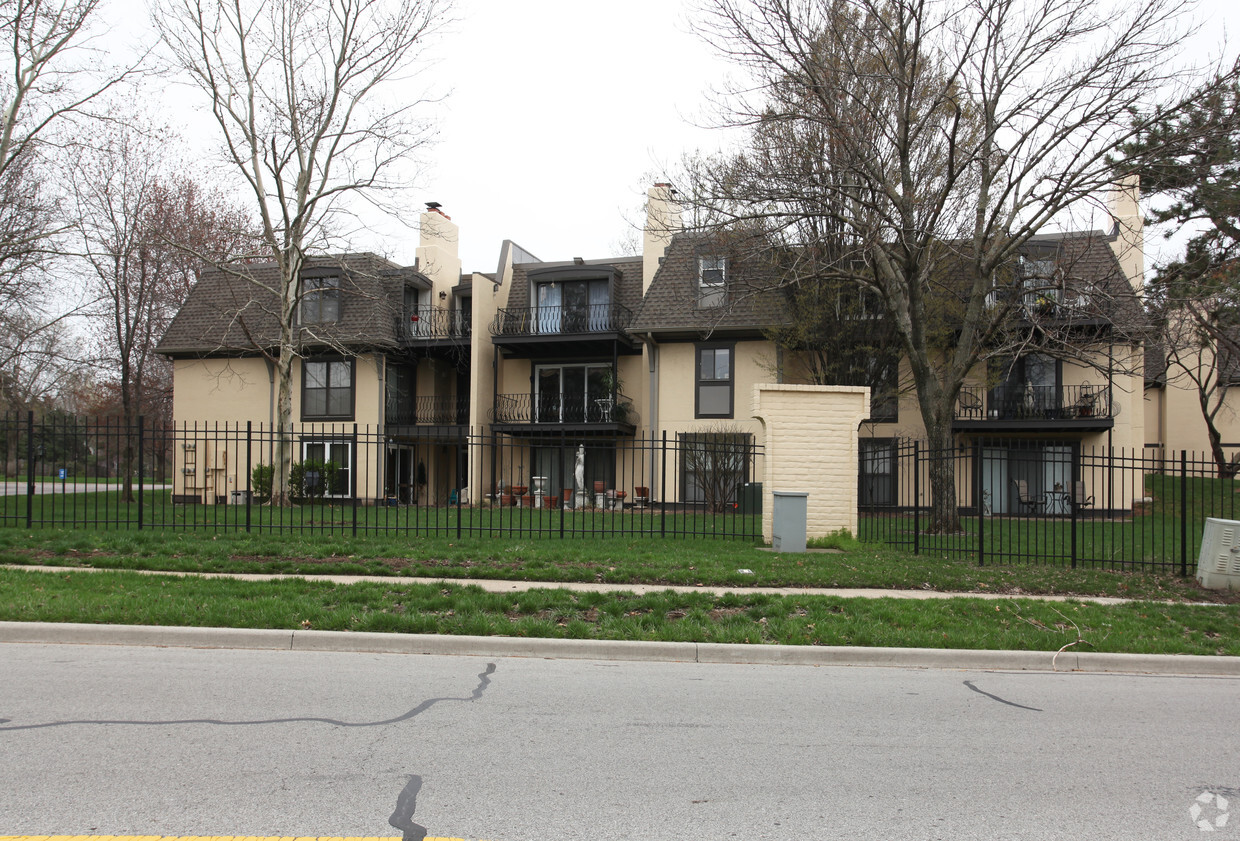 Building Photo - Tuileries Condominiums