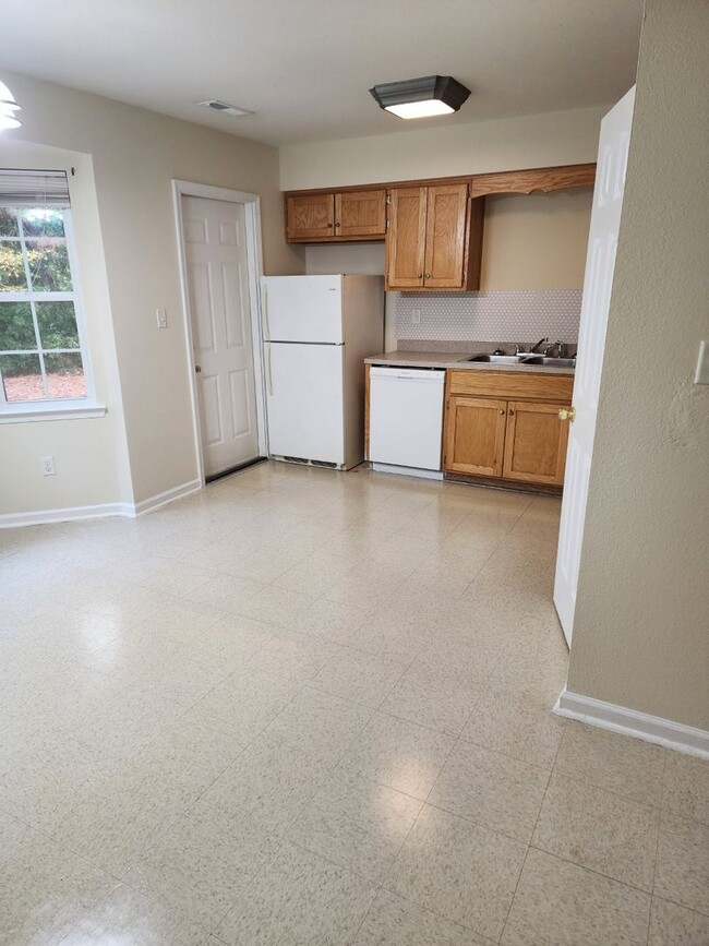 Building Photo - Beautiful home located right outside City Limits