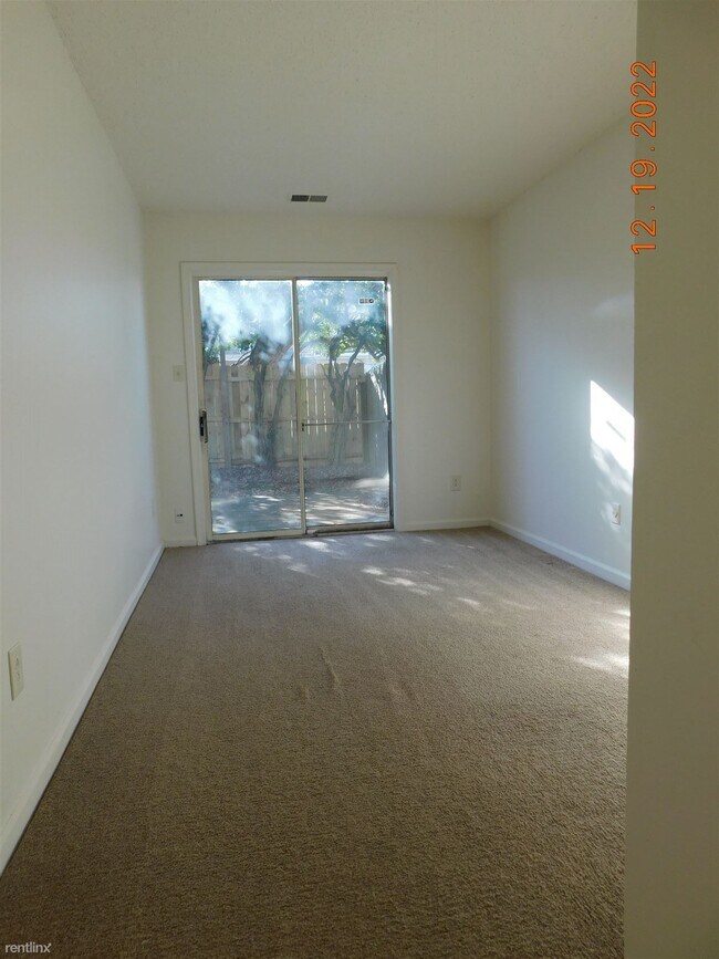 Building Photo - 2 br, 1 bath Townhome - 1307 Westmoreland Ct