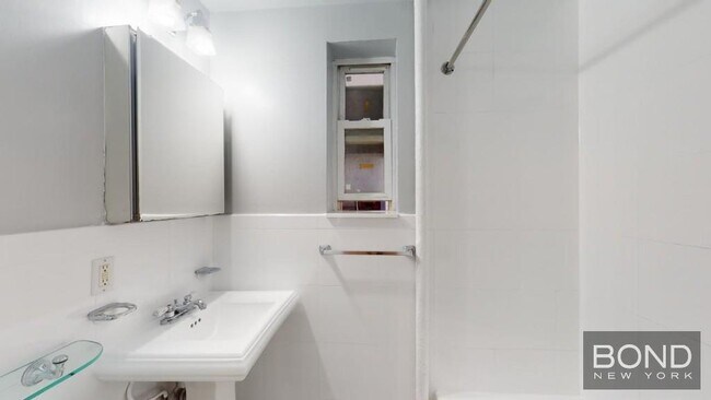Foto del edificio - 221 E 23rd St