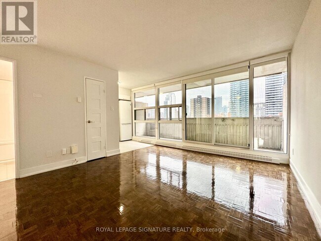 Building Photo - 33 Isabella St