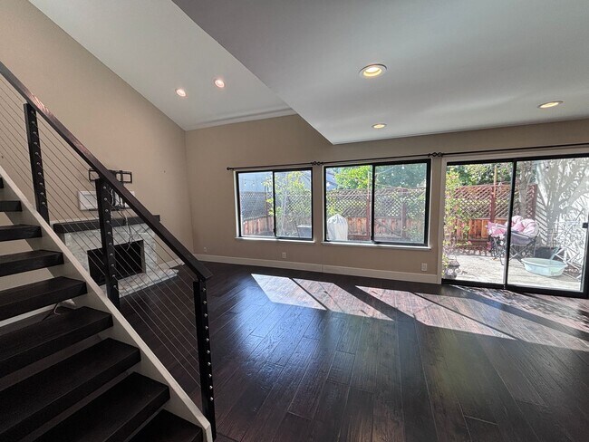 Foto del edificio - ALMADEN VALLEY-Beautifully upgraded 3-bedroom, 2.5-bath end-unit townhome