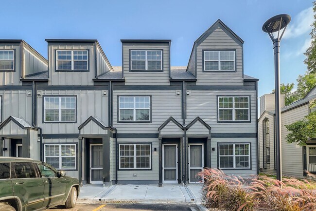 Building Photo - Accessible Townhome near Edgewater!