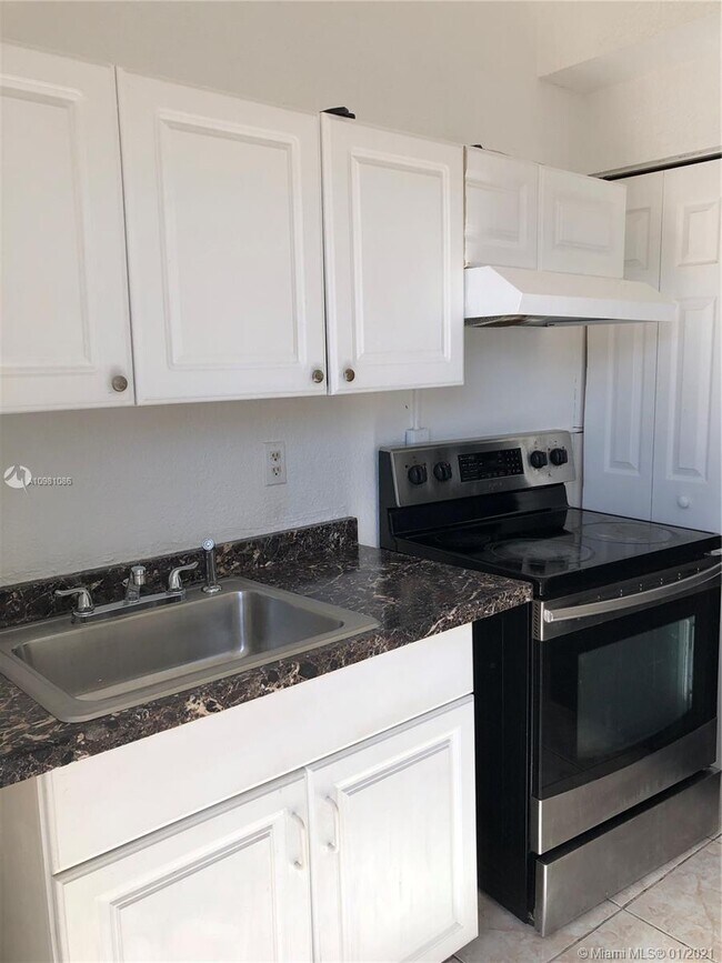 Foto del edificio - 1648 NE 159th St