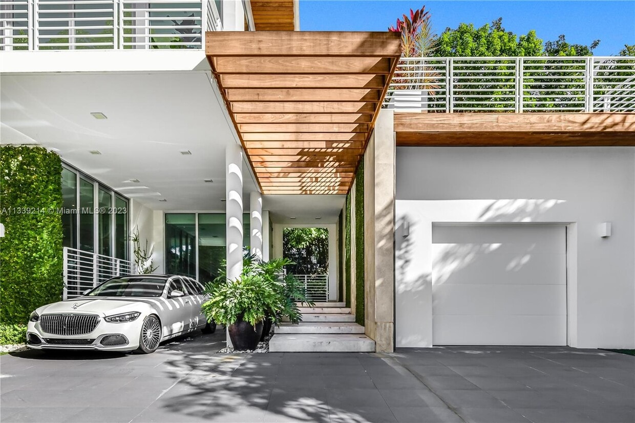 Building Photo - 425 W Dilido Dr