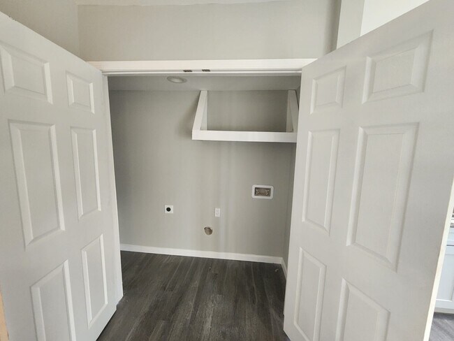 Building Photo - 203 River Oaks Dr
