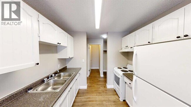 Photo du bâtiment - 10114-10105 105 Ave