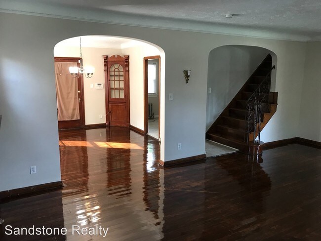 Building Photo - 4 br, 2.5 bath House - 3582 Raymont Blvd