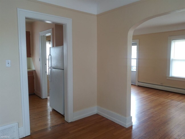 Building Photo - 2 br, 1 bath Apartment - 158 Mark Ave