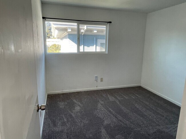 Foto del edificio - 2bed/1bath with off-street parking, onsite...
