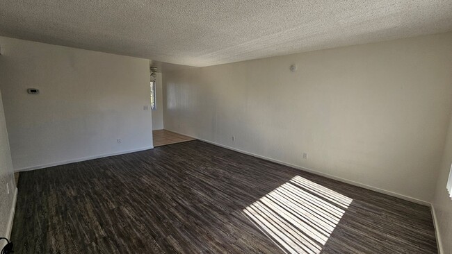 Building Photo - 2 bedroom 1 bath apartment home!