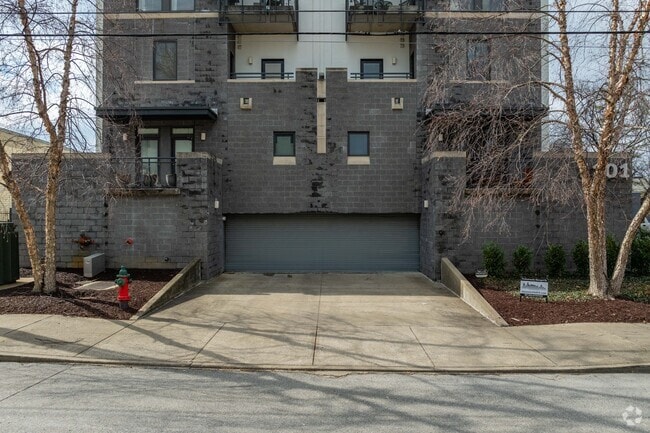Building Photo - 1101 18th Ave Condominiums