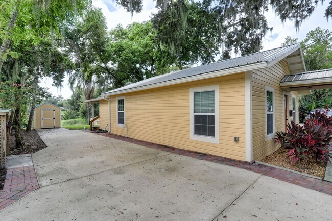 Building Photo - 1226 E Gore St