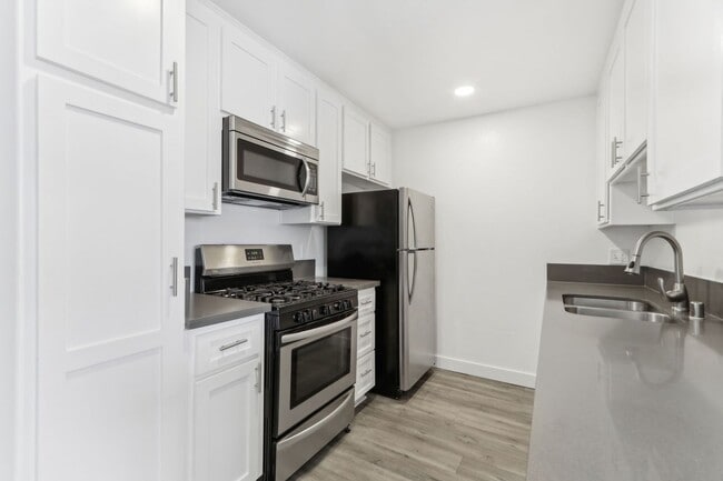 Interior Photo - 7057 Lanewood Ave