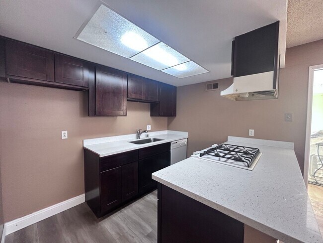 Foto del edificio - 9137-9139 Tuolumne Drive