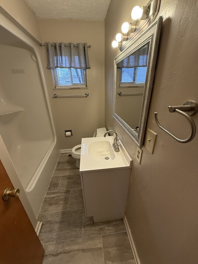 Building Photo - 906 19th St