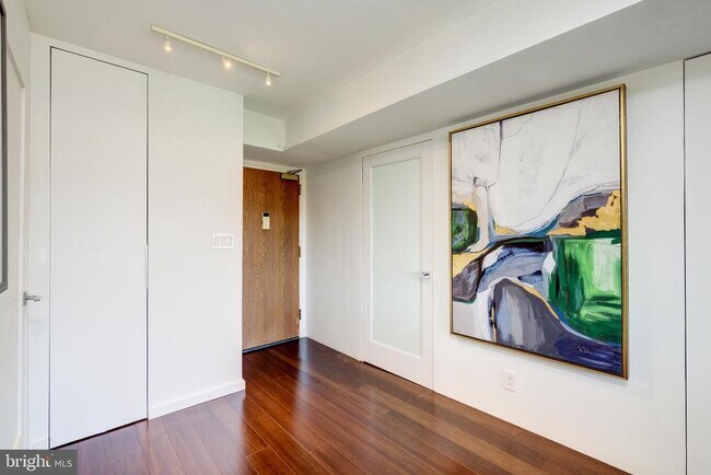 Foto del edificio - 1077 30th St NW
