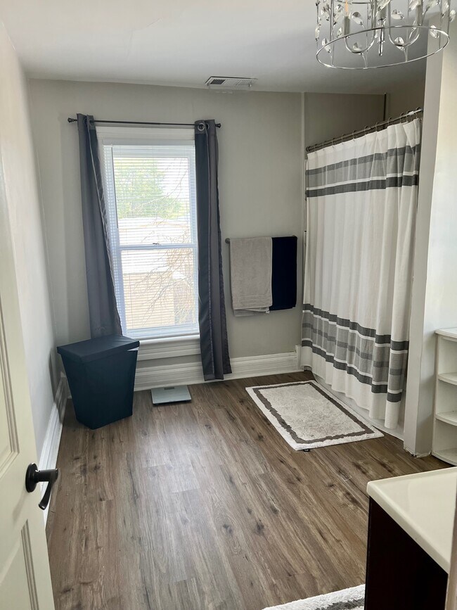 Baño - 309 May St