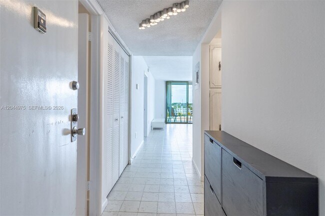 Foto del edificio - 6900 Bay Dr
