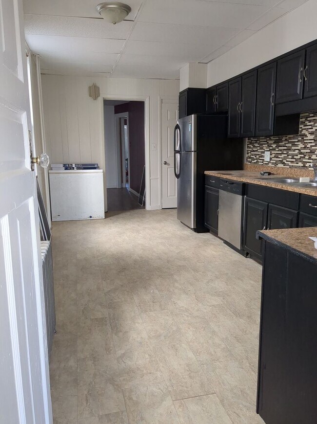 Building Photo - Recently renovated 4/5 Bedroom house