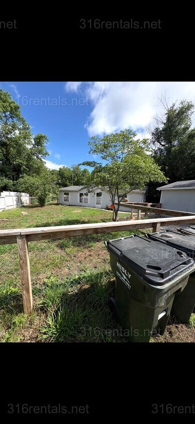 Building Photo - $1300 - 3 bed 1 bath - Single Family Home