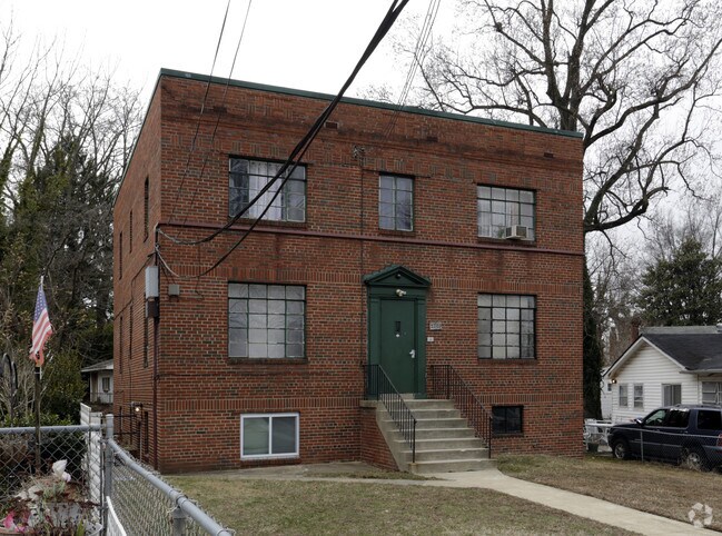 Foto del edificio - 3209 Massachusetts Ave SE