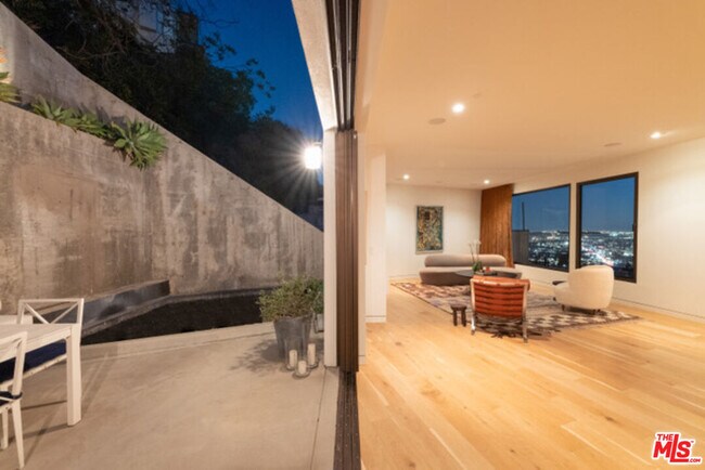 Foto del edificio - 8465 Franklin Ave