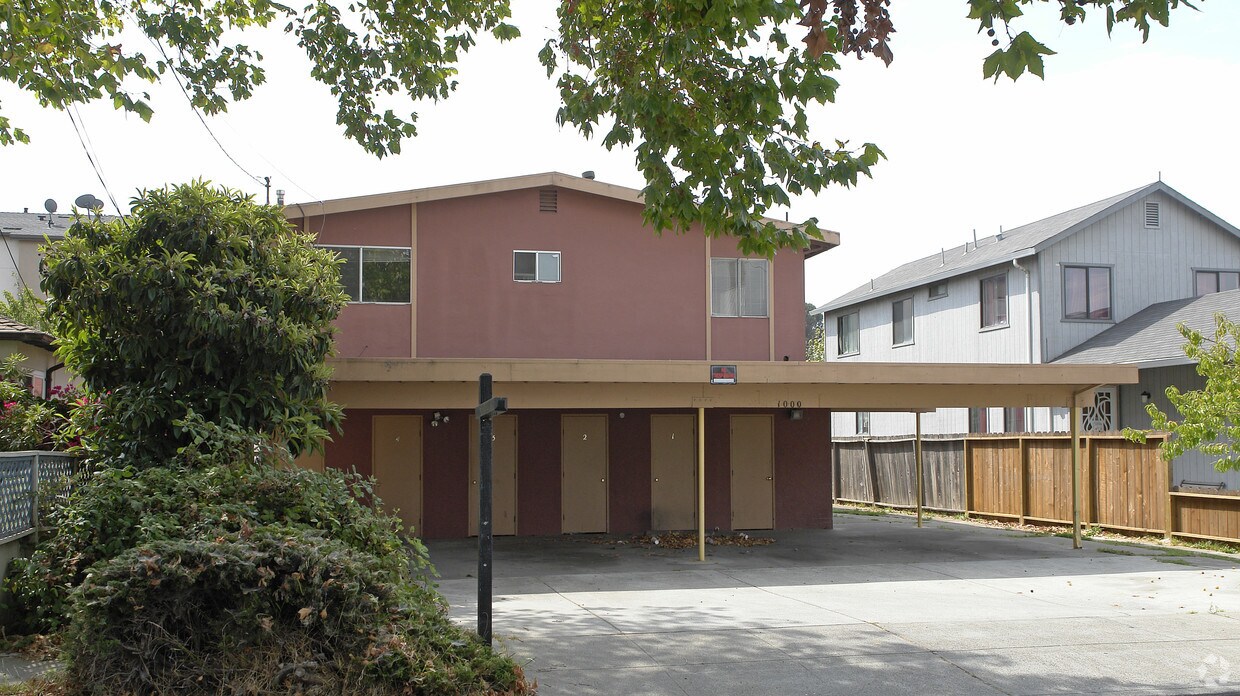 Building Photo - 1000 Rivers St
