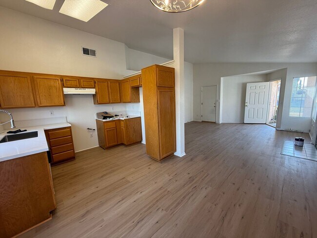 Foto del edificio - Victorville- Refurbished 2 Bedrooms 2 Bathrooms, New Laminate Floors