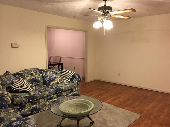 Building Photo - Gorgeous 4 BR/2.5 BA Single Family Home in...