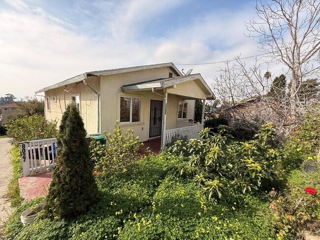 Foto del edificio - 8027 Ney Ave