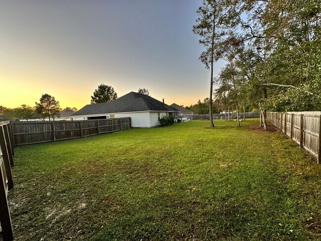 Foto del edificio - Spacious 4BR/3BA Home with 3-Car Garage, Fireplace & Fenced Yard in Knights Mill