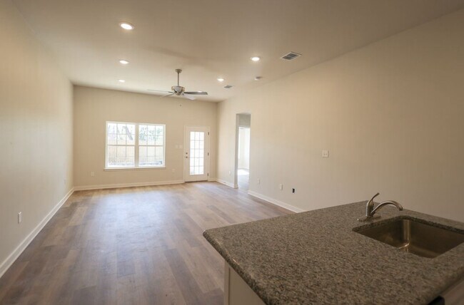 Foto del edificio - 8445 Garrett Dr