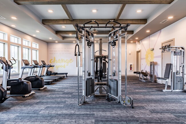 Centro de fitness con equipos de entrenamiento cardiovascular y de fuerza - Bexley Mt. Juliet