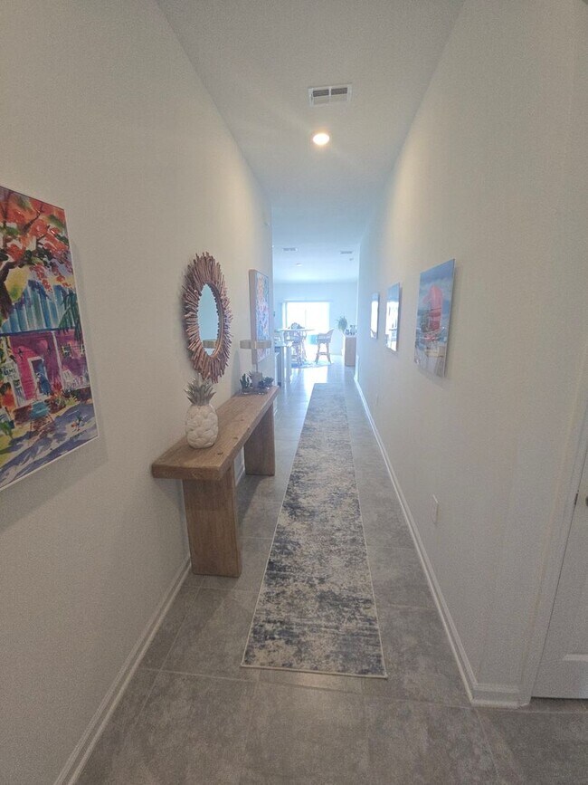 Foto del edificio - 3 bed 2 bath home fully furnished