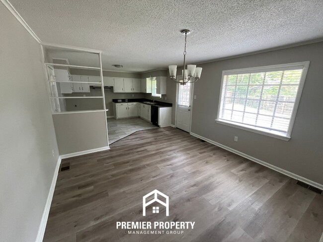 Foto del edificio - Spacious 4BR/2BA Home in 38118 | Hardwood Floors & Large Fenced Backyard