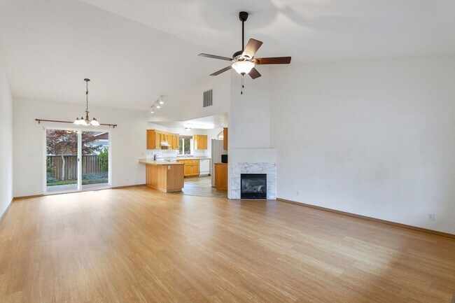 Foto del edificio - 3 Bed 2 Bath - Pet Friendly - Fenced Backyard - NAS  Whidbey