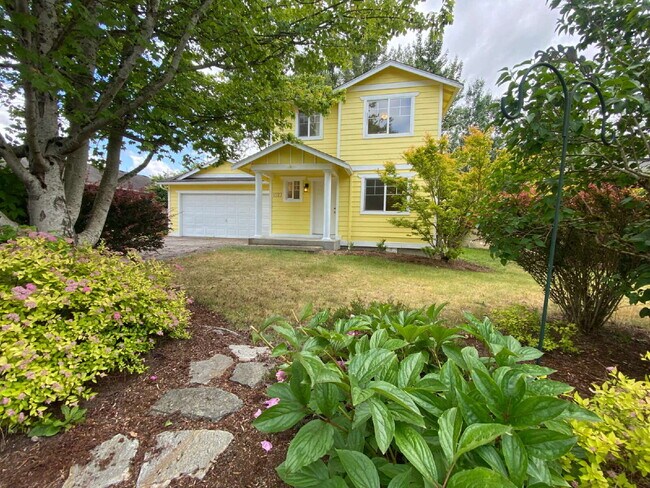 Foto del edificio - Quiet 3-Bed, 2.5-Bath Home with Large Backyard and Pet Friendly