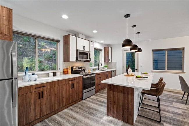 Building Photo - West Seattle - 3 Bedroom - 2.5 Bathroom w/ AC!