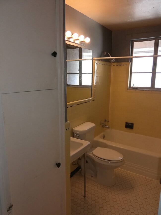 Foto del edificio - 1300 University Dr NE