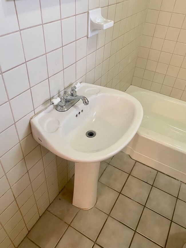 Building Photo - Amazing, Private 1/1 Located In Clearwater