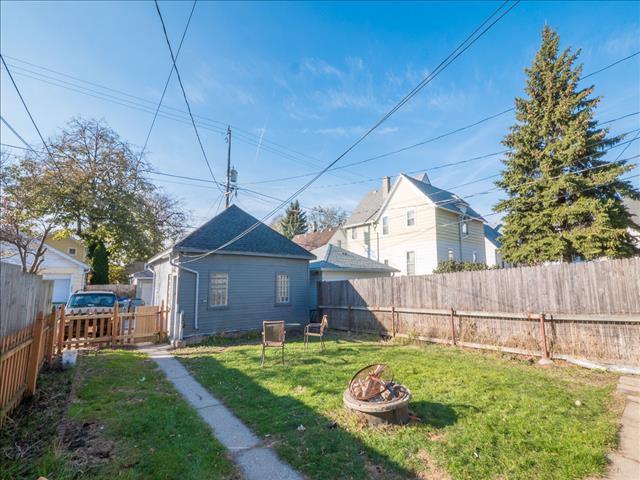 Foto del edificio - 2581 N Bartlett Ave