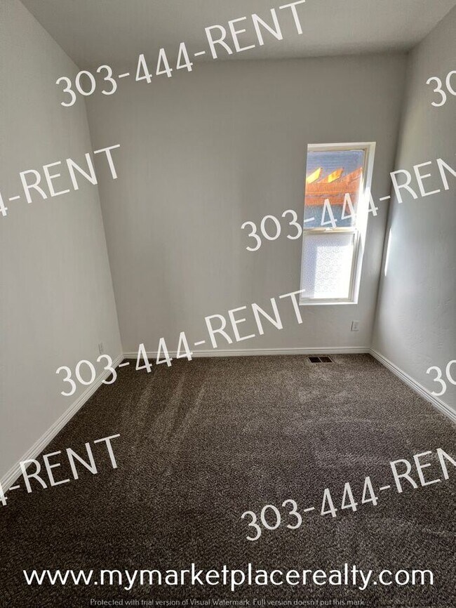 Building Photo - Three Bedroom - Just Minutes Away from Dow...