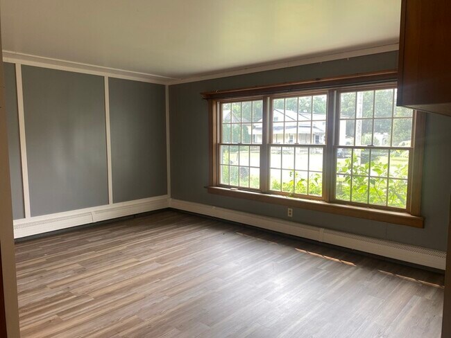 Building Photo - Beautiful 4 bedroom 1.5 bath located in th...