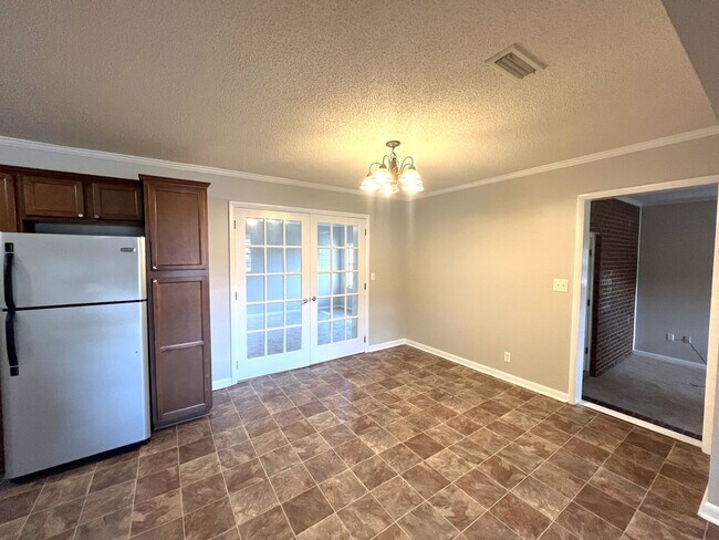 Building Photo - New Paint & Carpet!