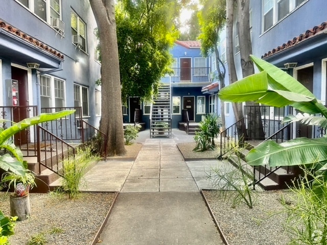 Building Photo - 530 N San Vicente Blvd